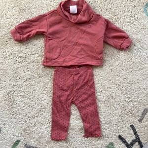 2-pc Baby Gap girls turtle neck and legging set. Only worn once. Size 3-6M